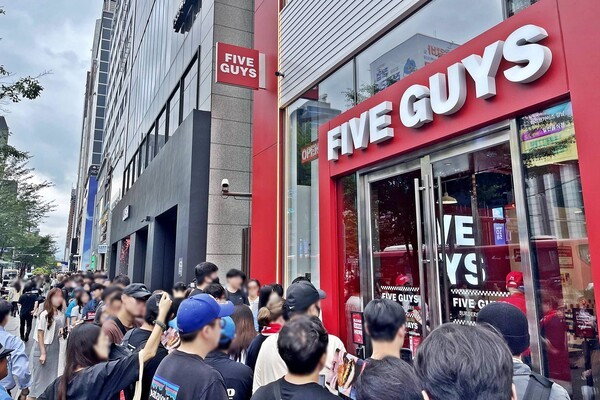 파이브가이즈 강남점 앞에 사람들이 즐비해 있다. 사진=에프지코리아