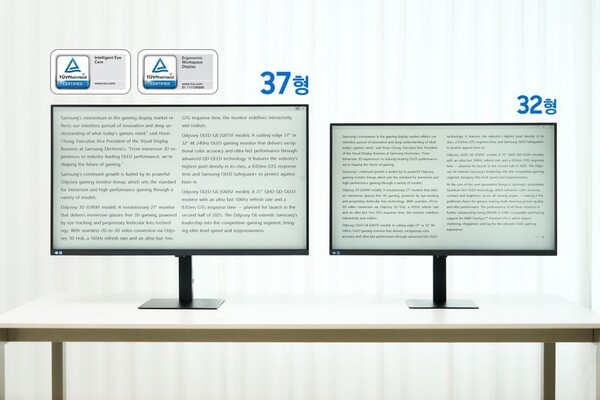 37형(왼쪽, 뷰피니티 S8)와 32형 모니터 비교. 동일한 화면 배율에서도 가독성이 높다. 사진=삼성전자
