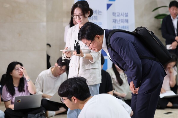 최교진 사회부총리 겸 교육부장관 후보자가 지난 14일 여의도 한국교육시설안전원에 마련된 인사청문회 준비 사무실로 출근하며 취재진들에게 인사하고 있다. 사진=뉴시스