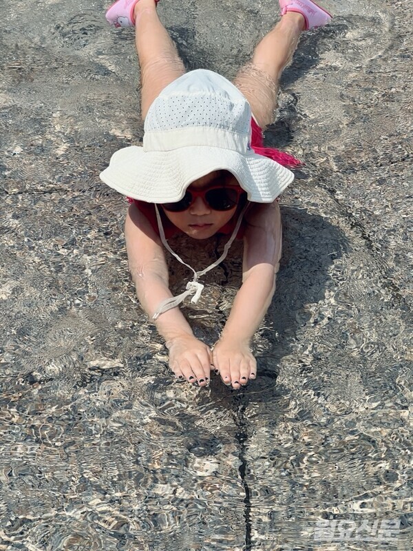 얕은 물에서 수영하는 어린이. 사진=월요신문