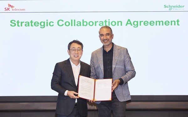(왼쪽부터)유영상 SKT CEO, 판카즈 샤르마 슈나이더 일렉트릭 시큐어 파워 및 서비스 총괄 사장이 서울 을지로에 위치한 SK T타워에서 진행된 계약 체결 및 협력 확대 MOU에 서명하고 포즈를 취하고 있다. 사진=SK텔레콤