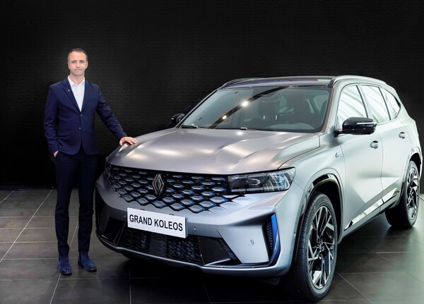 니콜라 파리 르노코리아 신임 대표이사가 9월 1일 부임을 앞두고 신차 ‘그랜드 콜레오스’와 함께 포즈를 취하고 있다. 사진=르노코리아