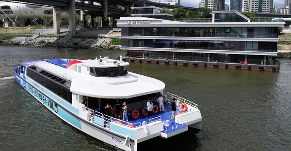 마곡-망원-여의도-옥수-압구정-뚝섬-잠실 7개 선착장 31.5km를 운항하는 한강버스. 사진=뉴시스