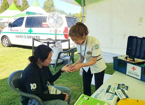 KBI그룹 의료법인 갑을의료재단의 갑을녹산병원은 지난 8월 30일 부산 강서구에서 열린 '2025 강서 썸머페스티벌'에 구급차와 의료부스를 지원했다. 사진=KBI그룹