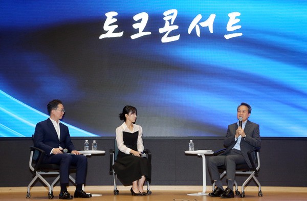 진옥동 신한금융그룹 회장(왼쪽)이 서울 중구 신한금융 본사에서 열린 창립 24주년 토크콘서트에서 발언하고 있다. 사진=신한금융