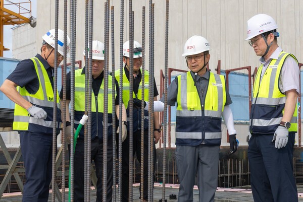 DC현대산업개발이 29일 이문 아이파크 자이 현장과 강변역 센트럴 아이파크 현장에서 경영진·노동조합 합동 현장 안전보건 점검을 시행했다. (사진 오른쪽 두 번째 조태제 HDC현대산업개발 대표이사(CSO), 첫 번째 서장석 노동조합 위원장) 사진=HDC현대산업개발