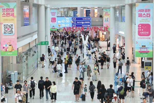 9월의 첫날인 1일, 인천국제공항 1터미널 면세구역을 찾은 관광객들의 모습. 사진=뉴시스