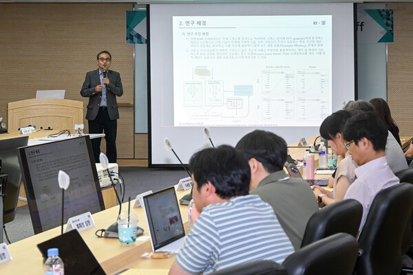 서울대학교 이정우 교수가 KT와 진행할 공동 연구 과제를 소개하고 있는 모습. 사진=KT