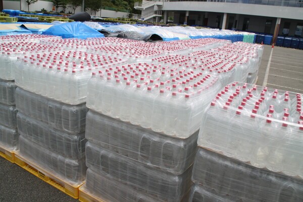 지난 1일 강릉아레나에 전국 각지에서 구호물품으로 온 생수가 놓여 있다. 강릉시는 저수율 10%선이 붕괴되면 시민들에게 나눠줄 예정이다. 사진=뉴시스