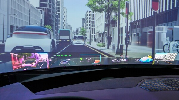 현대모비스가 IAA 2025에서 선보일 홀로그래픽 윈드쉴드 디스플레이 HUD는 투명한 자동차 앞 유리창 전면에 각종 주행 정보와 내비게이션, 인포테인먼트 정보가 파노라마처럼 펼쳐지는 첨단 기술이다. 사진=현대모비스