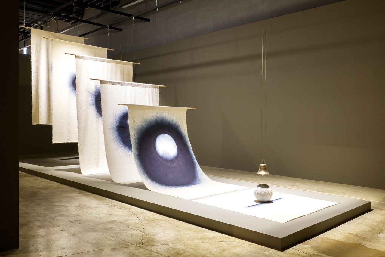 2025 청주공예비엔날레 특별전으로 열린 이번 전시는 한국·인도·영국의 섬유 예술과 교류를 탐구하는 작품들을 선보인다. 사진=현대자동차