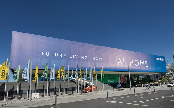 삼성전자가 오는 5~9일(현지시간) 독일 베를린 '메세 베를린(Messe Berlin)'에서 열리는 유럽 최대 가전전시회 'IFA 2025'에 앞서 삼성전자 전시관이 마련된 '시티큐브 베를린(City Cube Berlin)' 건물 외관에 '삼성 AI 홈'을 강조하는 옥외 광고를 진행했다. 삼성 AI 홈은 나를 이해하고 알아서 맞추는 초개인화된 경험을 제공한다. 방문객들은 삼성전자 전시관에 구현된 'AI 홈'을 통해 현실로 다가온 꿈꾸던 미래 일상을 지금 바로 경험할 수 있다. 사진=삼성전자