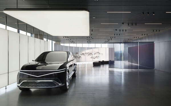 제네시스가 청주공예비엔날레 특별전 ‘차오르는 밤: Night in Motion’에서 공개한 초대형 전기 SUV 콘셉트카 ‘네오룬’이 3일 충북 청주시 ‘제네시스 청주’ 전시장에 전시돼 있다. 사진=제네시스