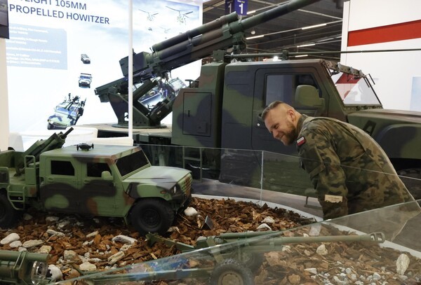 폴란드의 한 군인이 폴란드 키엘체에서 2일(현지시간) 개막한 방위산업 전시회에서 현대위아 부스를 둘러보고 있다. 사진=현대위아