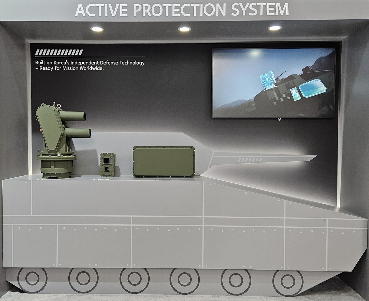 한화시스템이 MSPO 2025에서 전시한 능동방호체계(APS) 실물 장비. 전차와 장갑차에 탑재해 대전차 로켓·미사일을 요격하도록 설계됐다. 사진=한화시스템