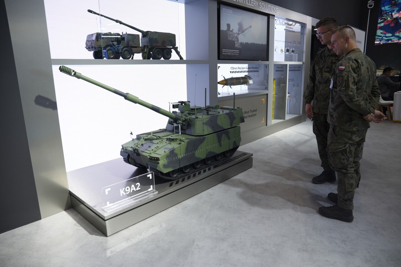 한화에어로스페이스가 MSPO 2025 전시관에서 선보인 K9A2 자주포 모형을 폴란드 군 관계자들이 살펴보고 있다. 사진=한화시스템