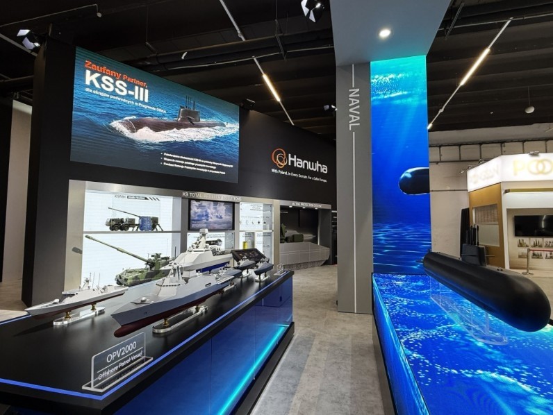 폴란드 키엘체에서 2∼5일(현지시간) 열리는 동유럽 최대 방산 전시회 ‘MSPO 2025’ 한화 전시관에 잠수함 ‘장보고-Ⅲ 배치-II’ 등 주요 장비가 전시돼 있다. 사진=한화오션
