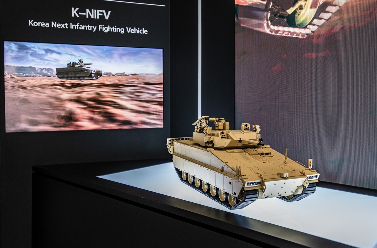 한화에어로스페이스가 2일(현지시간) 폴란드 키엘체에서 열린 'MSPO 2025' 전시회에서 차세대 수출형 보병전투장갑차 ‘'KN-IFV' 모형을 공개했다. 사진=한화시스템