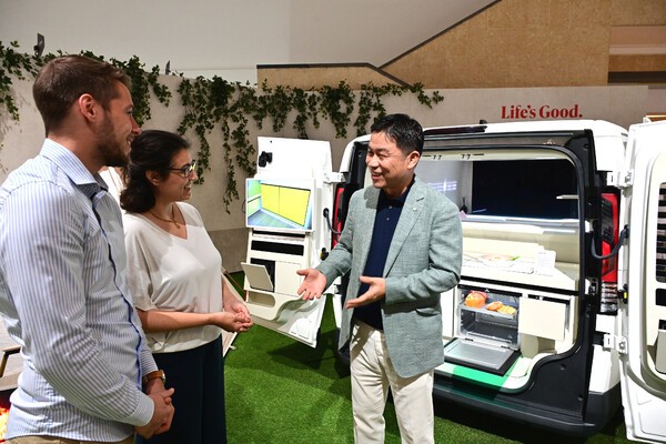 류재철 LG전자 HS사업본부장이 AI홈 솔루션 공간 '슈필라움'을 소개하고 있다. 사진=LG전자