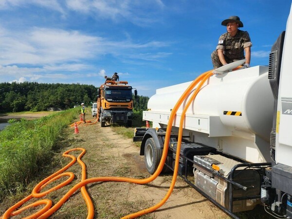 바닥이 쩍쩍 갈라진 오봉저수지에 물을 채우기 위해 군 물탱크 400대가 동원됐다. 사진=행정안전부