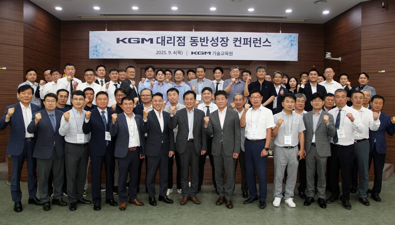 KGM 황기영 대표이사(사진 앞줄 왼쪽에서 여덟 번째) 및 대리점 대표 등 행사 참가자들이 동반성장 결의를 다지며 기념촬영을 하고 있다. 사진=KG 모빌리티