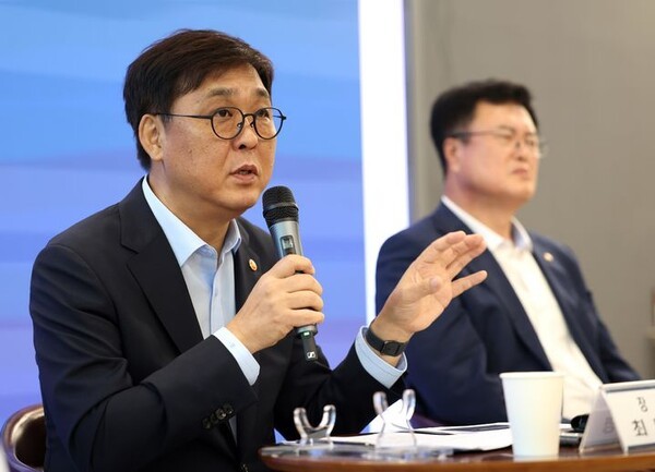 최휘영 문화체육관광부 장관이 지난 4일 서울 서대문구 모두예술극장 모두라운지에서 취임 한 달을 기념한 출입기자간담회를 하고 있다. 사진=문화체육관광부