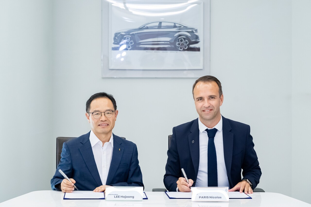 니콜라 파리 르노코리아 사장(오른쪽)과 이호중 대한LPG협회장이 5일 서울 강남구 르노코리아 서울사무소에서 'LPDi 하이브리드 자동차 양산 개발을 위한 업무협약'을 체결하고 기념촬영하고 있다. 사진=르노코리아