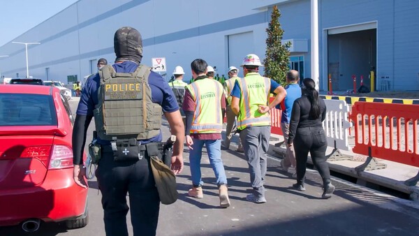 미국 이민 단속 당국이 지난 4일(현지시간) 홈페이지를 통해 공개한 장면. 영상 속에는 조지아주 현대차그룹-LG에너지솔루션의 합작 배터리 공장 건설현장에서 불법체류·고용 단속이 실시되고 있으며, 많은 사람이 단속원들에 의해 붙잡혔다. 사진= ICE 홈페이지 영상 캡쳐