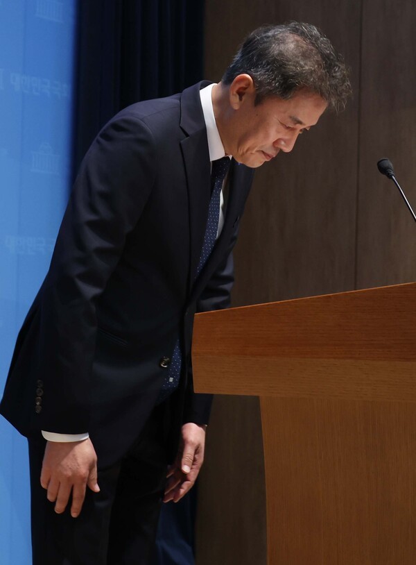 황현선 조국혁신당 사무총장이 사퇴했다. 황 사무총장은 7일 오전 국회 소통관에서 기자회견을 열고 ‘당내 성 비위 사건’ 논란과 관련해 고개숙여 사과했다. 사진=뉴시스