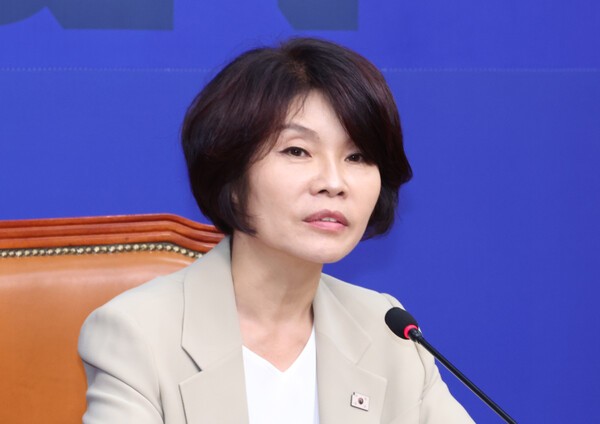 한정애 더불어민주당 정책위의장이 5일 오전 서울 여의도 국회에서 열린 정례 기자간담회에서 질의에 답하고 있다. 사진=뉴시스