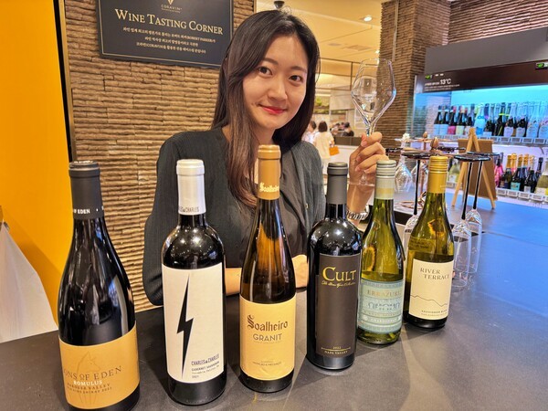 롯데백화점은 선물 세트로 '스토리텔링 와인'을 선보인다. 사진=롯데백화점