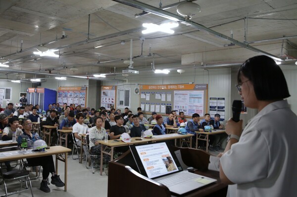 한화 건설부문은 지난 5일 한화포레나 천안아산역 공사현장에서 '외국인 근로자 맞춤형 안전보건 교육'을 실시했다. 사진=한화 건설부문