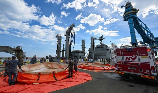 지난 6일 강릉시 안인항 화력발전소 하역부두에서 군수지원함 대청함 승조원을 비롯한 해군 장병들이 이동식 저수조에 청수를 공급하고 있다.  사진=해군