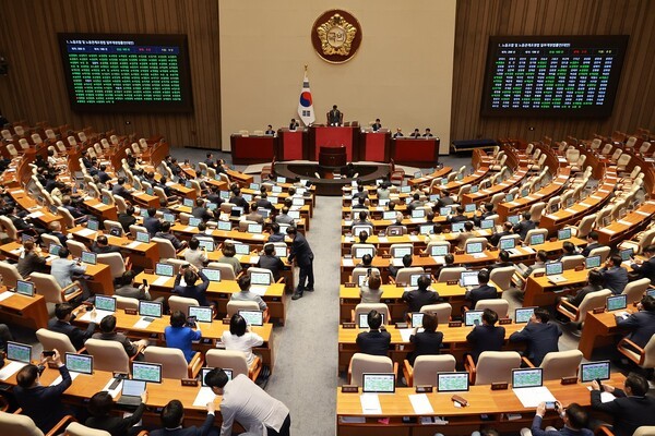 지난달 24일 여의도 국회에서 열린 제428회 국회(임시회) 제2차 본회의에서 노동조합 및 노동관계조정법 일부개정법률안이 더불어민주당 주도로 통과되고 있다.사진=뉴시스