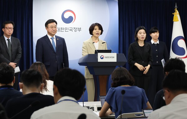 한정애 더불어민주당 정책위의장(가운데)이 지난 7일 정부서울청사에서 정부조직 개편방안 등 고위당정협의회 결과를 브리핑 하고 있다. 사진=뉴시스