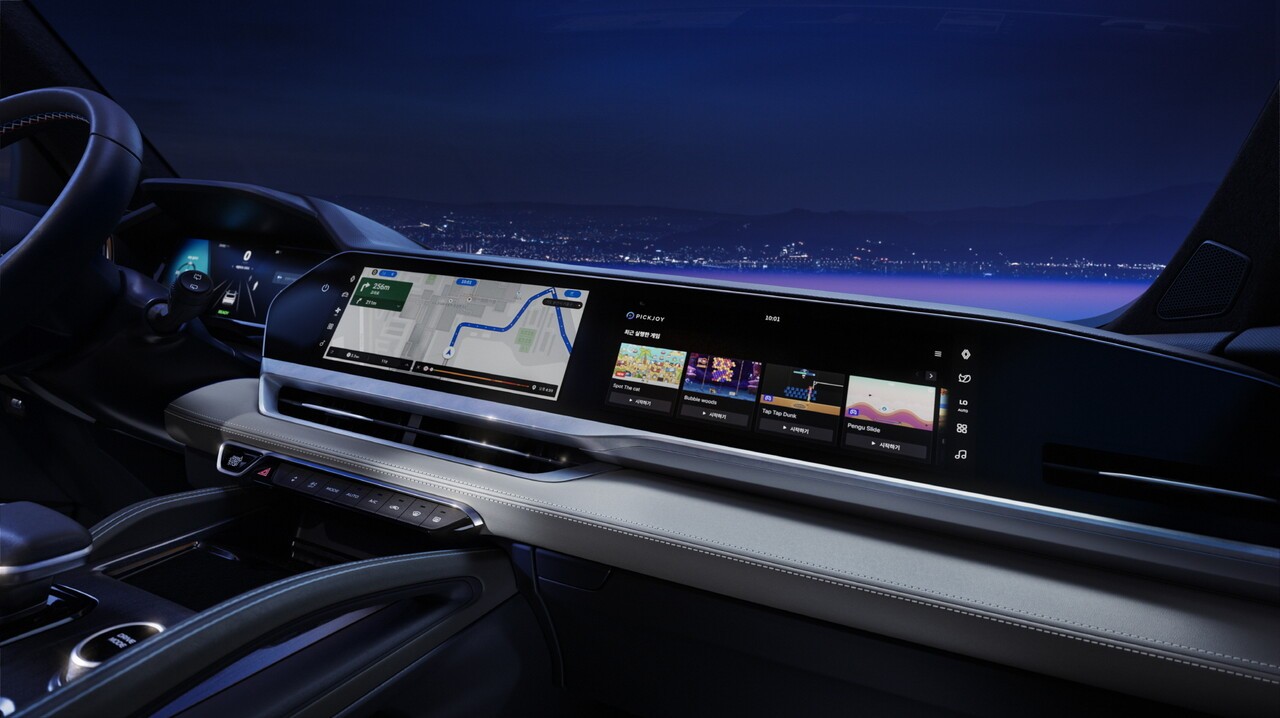 openR 파노라마 스크린을 통해 2026년형 그랑 콜레오스에 탑승한 동승자는 새로 추가된 'R:아케이드 게임'과 노래방 서비스인 'R∙beat'를 즐길 수 있다. 사진=르노코리아