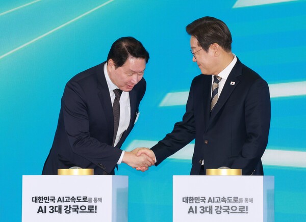 지난 6월 20일 이재명 대통령이 울산전시컨벤션센터에서 열린 울산 AI데이터센터 출범식에서 최태원 SK그룹 회장과 악수하는 모습. 사진=뉴시스