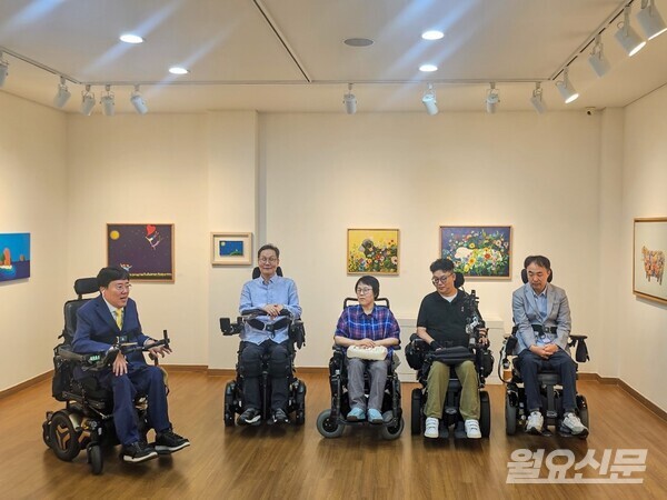 ‘Beyond the Border Ⅱ' 전시회의 오프닝 행사. 사진 상 맨 왼쪽이 (사)로이사랑나눔회 안성빈 대표다. 사진=월요신문