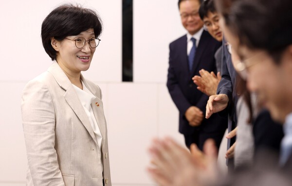 원민경 여성가족부 장관이 10일 정부서울청사에서 열린 취임식에 참석, 직원들로 부터 박수를 받고 있다. 사진=뉴시스