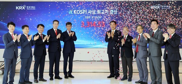 부산 남구 한국거래소 본사에서 정은보 거래소 이사장 등 임원진들이 축하 행사를 갖고 있다. 사진=뉴시스