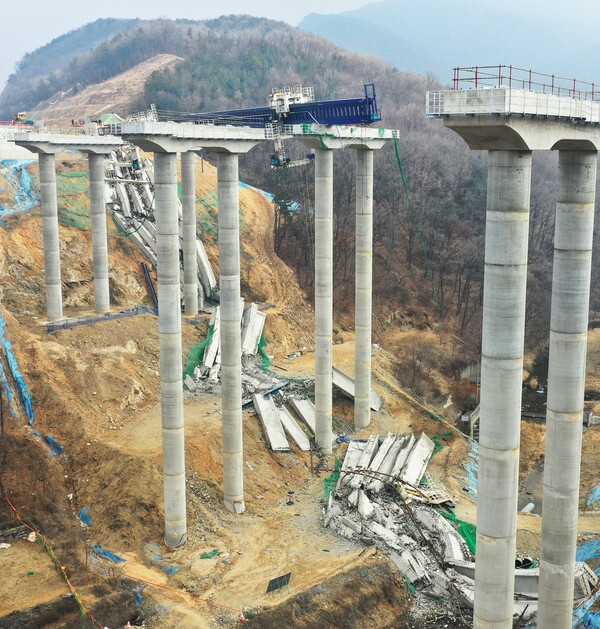 '안성 고속도로 교각 붕괴' 현장. 교각 상판이 처참하게 내려 앉은 모습이다. 사진=뉴시스