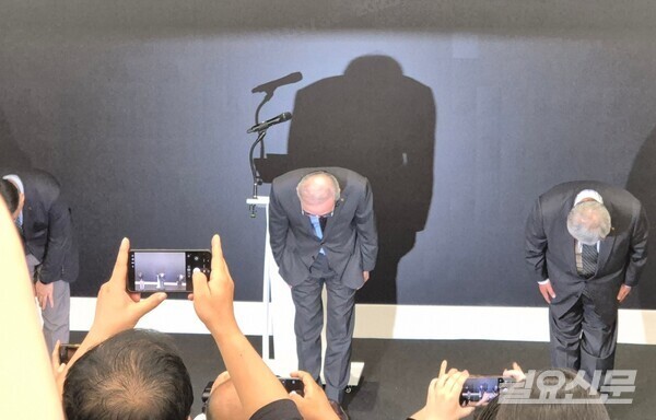 불법 초소형 기지국에 의핸 개인정보 침해 피해자가 1.9만명에 달하는 등 사태가 악화되자 김영섭 KT 대표가 11일 고개 숙여 사과했다. 사진=편슬기 기자