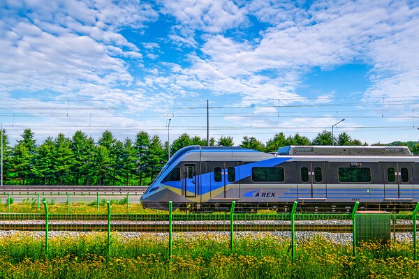 공항철도 신규 전동차 1편성(6칸)이 오는 15일부터 서울역~인천공항2터미널역 노선에 첫 투입된다. 사진은 공항철도 신규 전동열차의 모습. 사진=공항철도