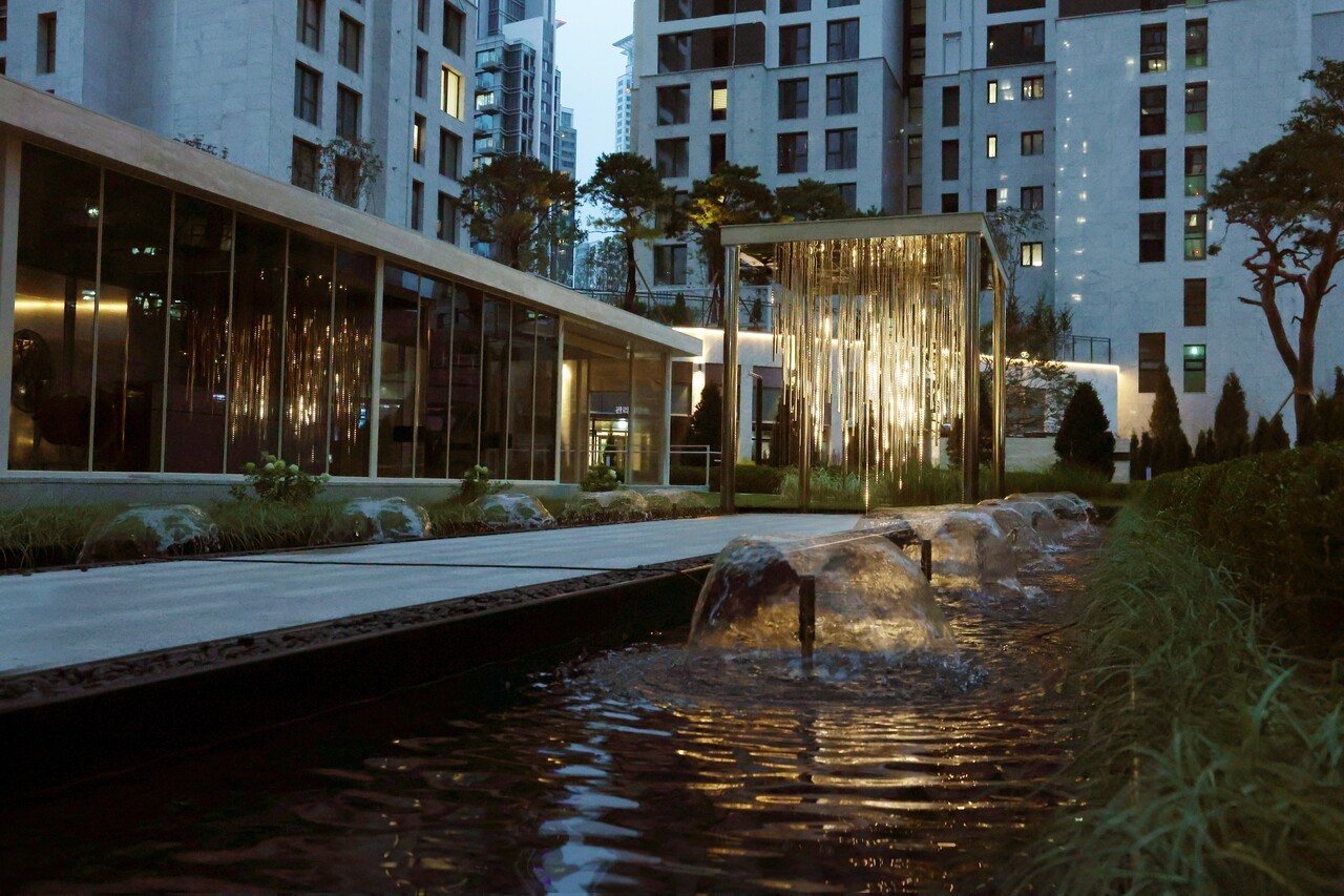 서울 강남구 '청담 르엘' 단지 내 '리플렉션 가든'에 설치된 사일로랩의 미디어아트 작품 ‘잔별(Stardust)’이 야간 조명을 밝히고 있다. 사진=롯데건설