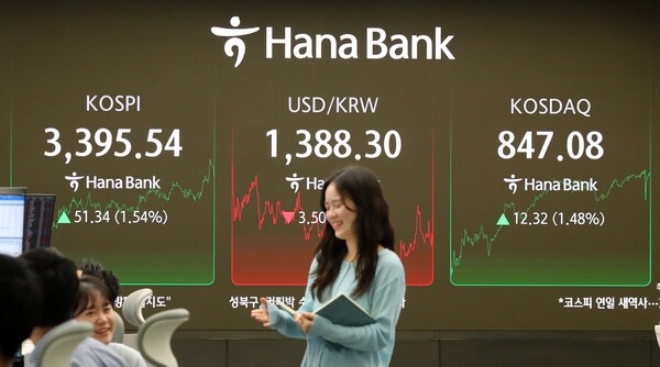 서울 중구 하나은행 딜링룸 전광판에 지수가 표시 되고 있다. 사진=뉴시스