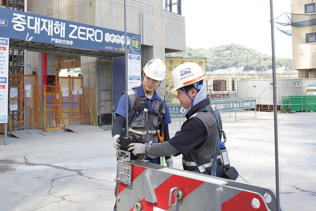 한화 건설부문이 엔키아가 개발한 'WSS(Wirerope Safety Solution)' 스마트 안전진단 장비를 타워크레인 핵심 부품인 와이어로프에 도입했다. 사진=한화 건설부문