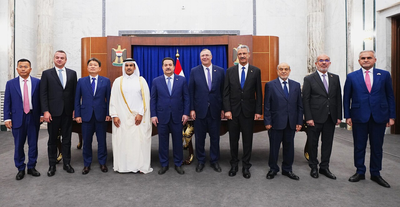 14일(현지시간) 이라크 총리실에서 열린 계약 서명식에서 현대건설 류성안 플랜트사업본부장(왼쪽에서 3번째)과 이라크 모하메드 시아 알수다니 총리(왼쪽에서 5번째)를 비롯한 관계자들이 계약을 체결한 후 기념사진을 촬영하고 있다. 사진=현대건설