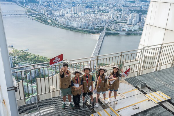 롯데물산은 롯데월드타워에서 어린이 과학 교육 프로그램 '123 과학 탐험대'를 진행했다. 사진=롯데물산