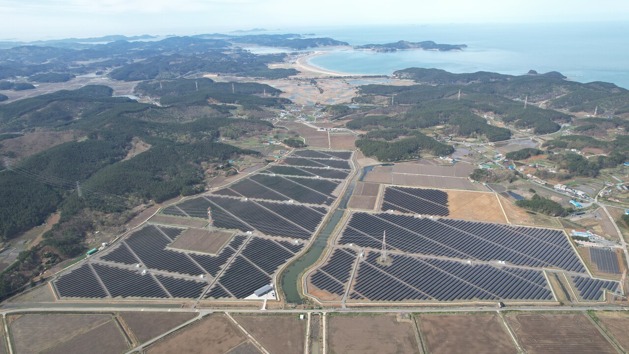 GS건설이 충남 태안군 염해 농지에 준공한 ‘태안 햇들원 태양광 발전소’ 전경. 약 66만㎡ 부지에 조성돼 연간 8만 MWh 전기를 생산한다. 사진=GS건설