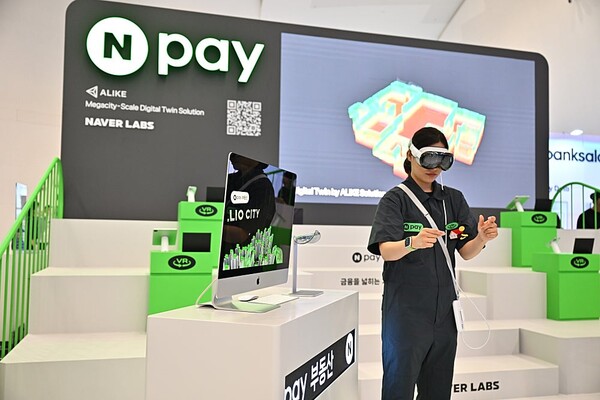 한 참가자가 VR 기기를 활용해 부동산 플랫폼의 가상 투어 서비스를 체험하고 있다. 네이버페이와 직방 등 플랫폼 기업들도 관련 기능을 강화하며 경쟁에 나서고 있다. 사진=네이버